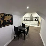 Stunning Birmingham City Center Apartment - Sleeps 4 - Free Parking, Netflix, Prime, Disney