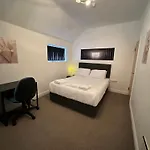 Stunning Birmingham City Center Apartment - Sleeps 4 - Free Parking, Netflix, Prime, Disney
