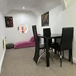 Stunning Birmingham City Center Apartment - Sleeps 4 - Free Parking, Netflix, Prime, Disney