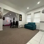 Stunning Birmingham City Center Apartment - Sleeps 4 - Free Parking, Netflix, Prime, Disney