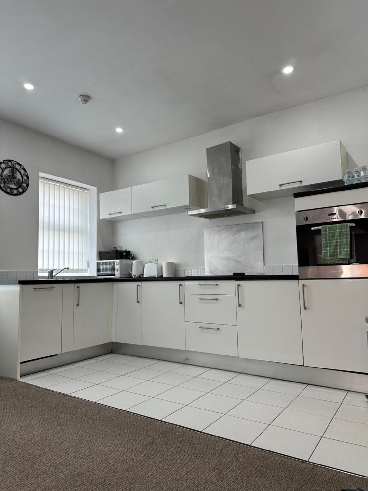 Stunning Center - Sleeps 4 - Free Parking, Netflix, Prime, Apartment
