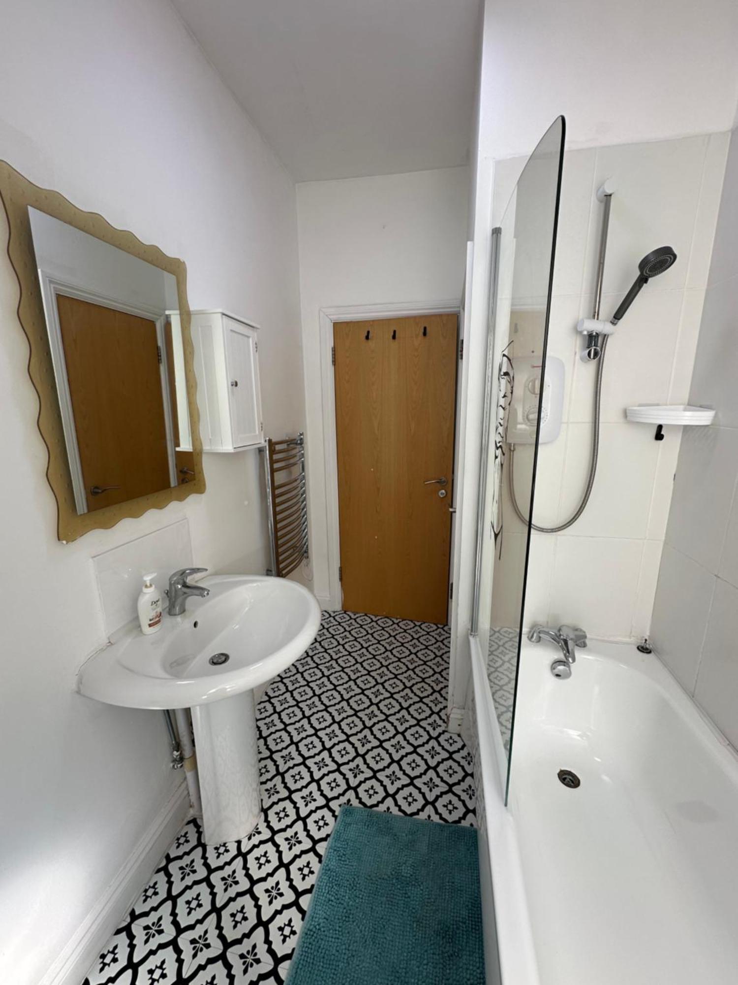 Stunning Center - Sleeps 4 - Free Parking, Netflix, Prime, *