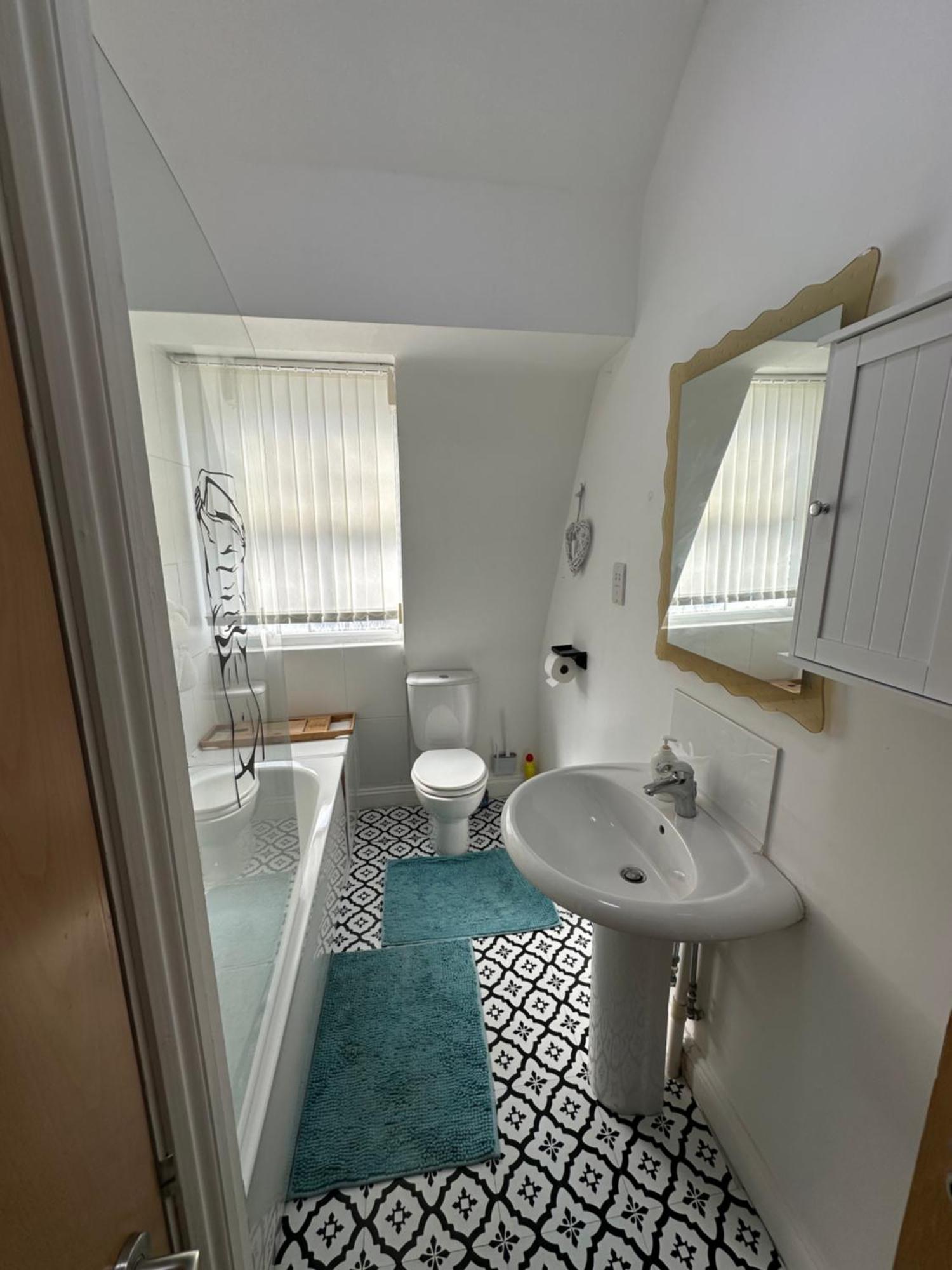 Stunning Center - Sleeps 4 - Free Parking, Netflix, Prime, *