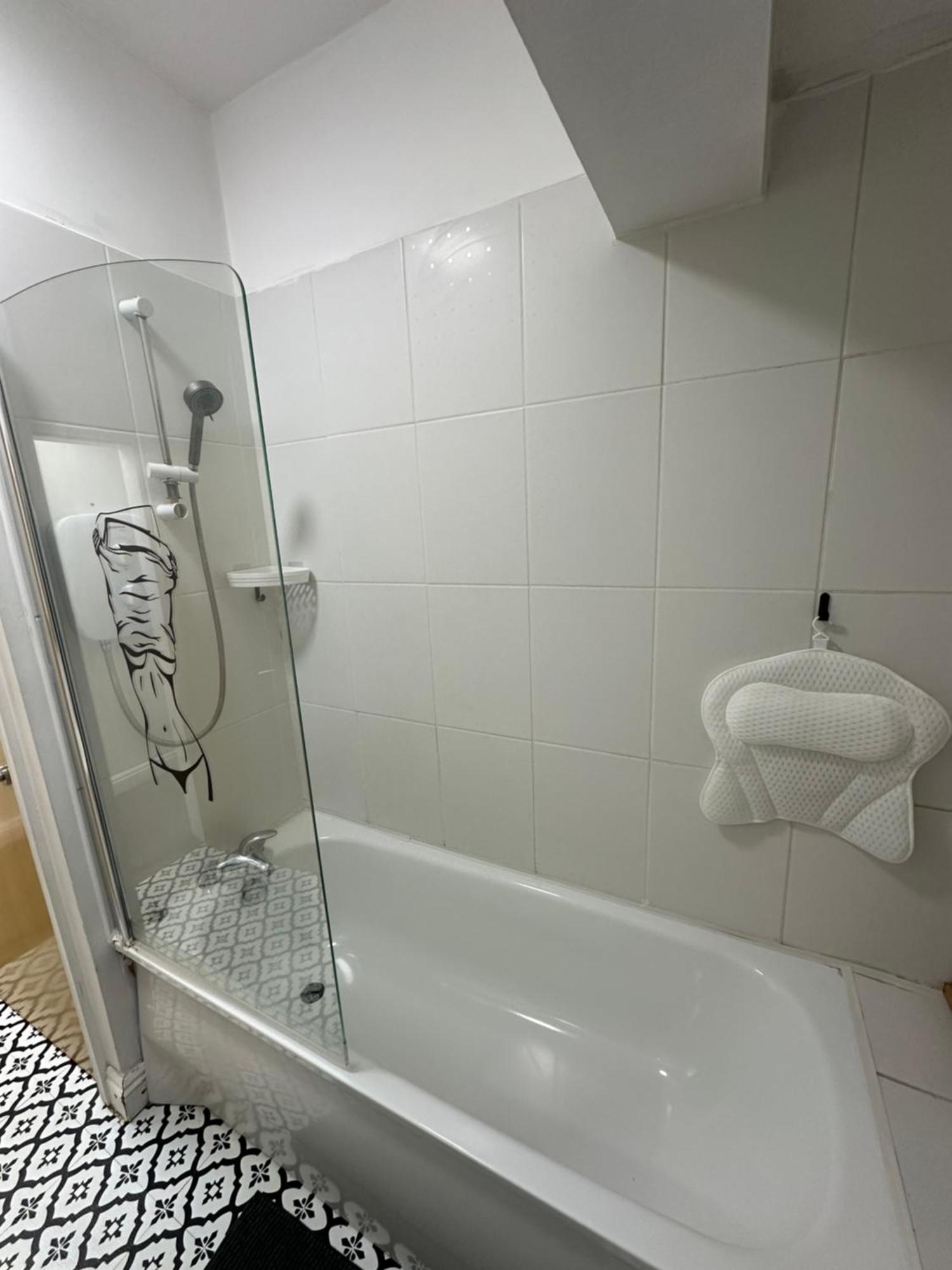 Apartment Stunning Center - Sleeps 4 - Free Parking, Netflix, Prime, *