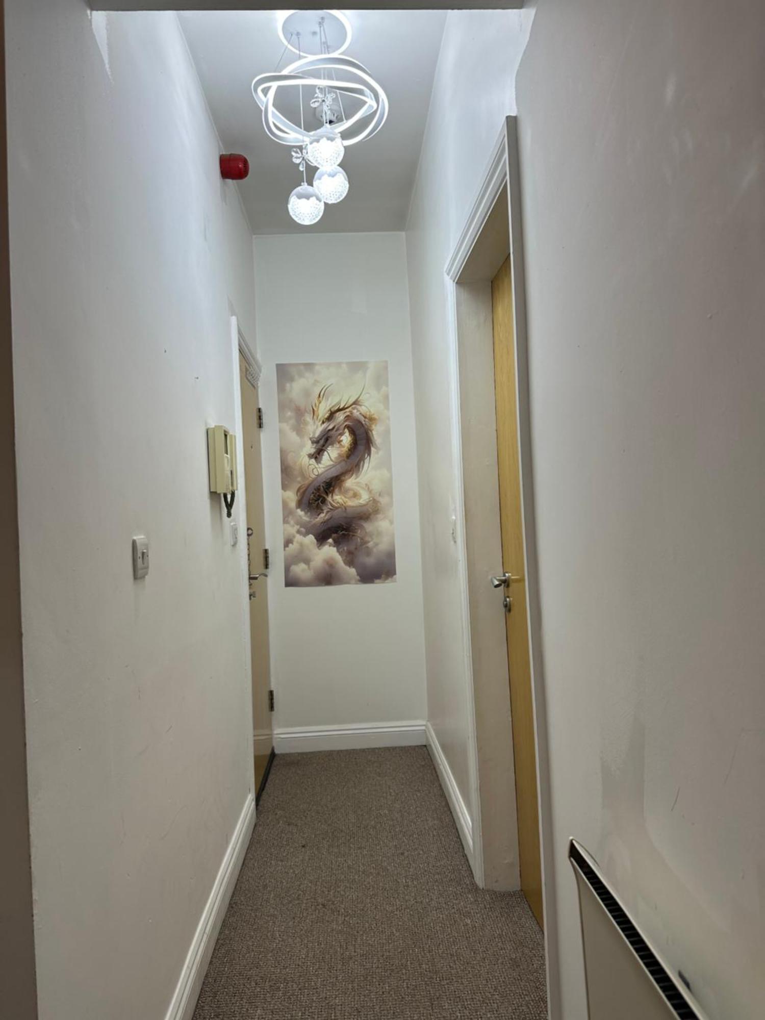 Stunning Center - Sleeps 4 - Free Parking, Netflix, Prime, Apartment *